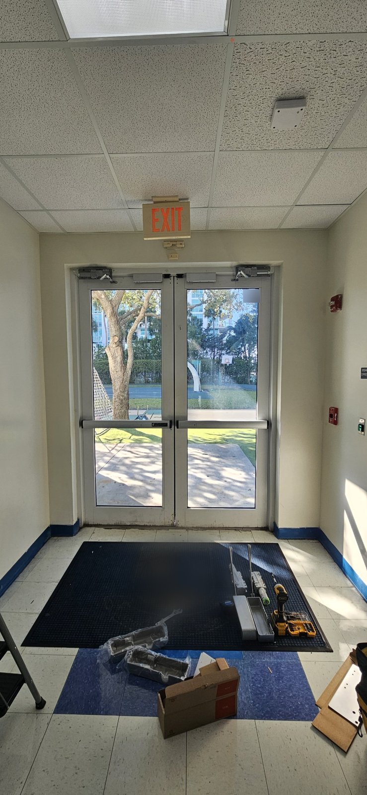 School Double Doors Stopped Closing After an AC Change: LCN 4040XP Door Closers, Aventura photo 4